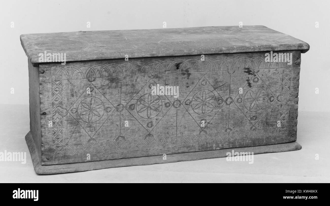 Eine Brettkiste, ausgestellt im MET (Metropolitan Museum of Art), katalogisiert als MET 11893. Es ist ein Beispiel für frühe Handwerkskunst, mit Holzarbeiten, die auf ihre Zeit hindeuten. Stockfoto