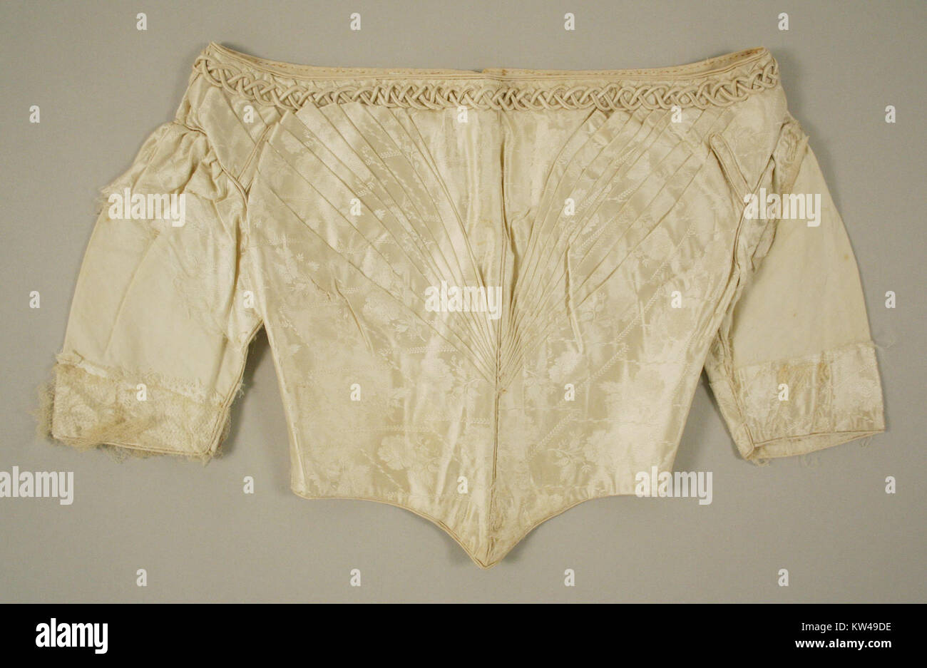 Dieses Oberteil, das in der MET-Kollektion unter der Katalognummer C.I.X.62.1.2 F untergebracht ist, ist ein bemerkenswertes Beispiel für historische Mode aus einer bestimmten Epoche und zeigt detaillierte Handwerkskunst und Bekleidungskonstruktion. Stockfoto