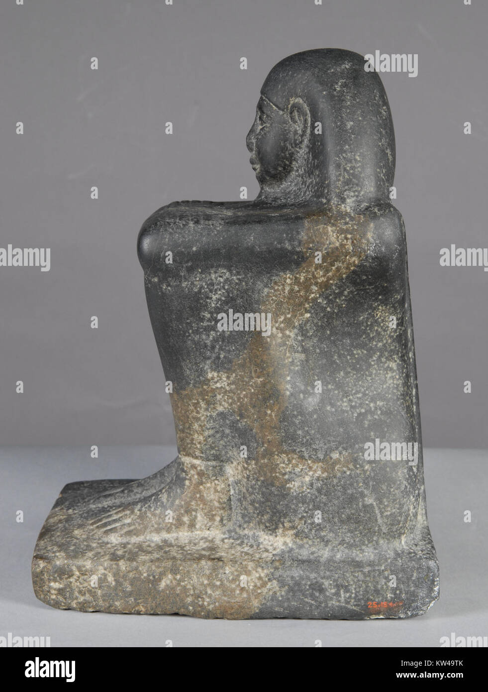 Die Blockstatue von Porter Amenemhat, die sich im Metropolitan Museum of Art befindet, stellt ein altägyptisches Kunstwerk dar. Diese Statue stammt aus dem Reich der Mitte und zeigt Amenemhat, einen prominenten Beamten, mit viel Liebe zu realistischen Details. Es bietet Einblicke in die künstlerischen Techniken und kulturellen Praktiken des alten Ägyptens. Stockfoto
