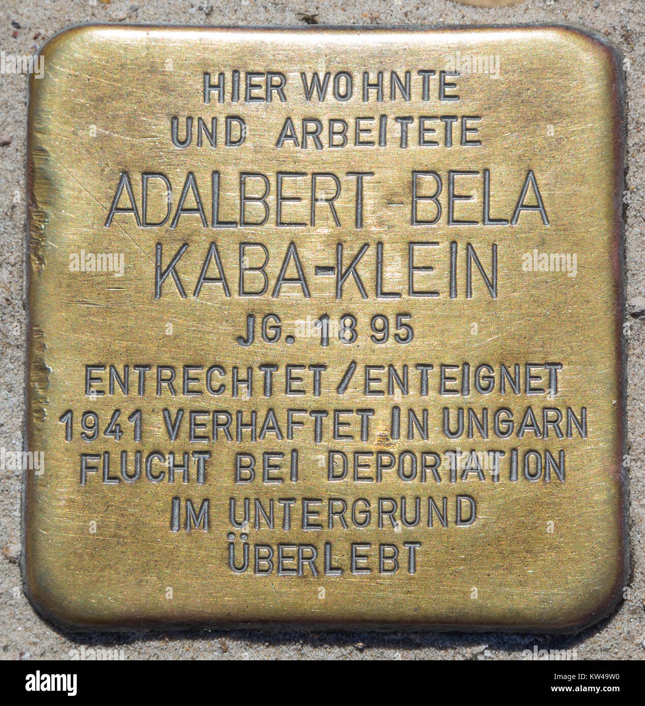 Die Stolpersteine an der Strandpromenade 27 in Binz erinnern an Adalbert Bela Kaba Klein, ein Opfer der NS-Verfolgung. Diese Gedenksteine sind Teil des Projekts Stolpersteine, das Menschen ehrt, die vom Holocaust und anderen Formen der Unterdrückung betroffen sind. Stockfoto