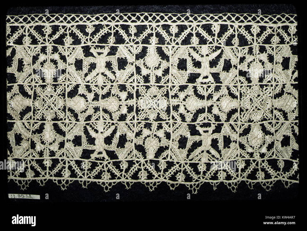 Border MET GT233a ist ein Kunstwerk aus der Sammlung des Metropolitan Museums, das ein bestimmtes Thema oder einen bestimmten künstlerischen Stil zeigt. Das Werk spiegelt die Hingabe des Museums an verschiedene Kunstformen wider. Stockfoto