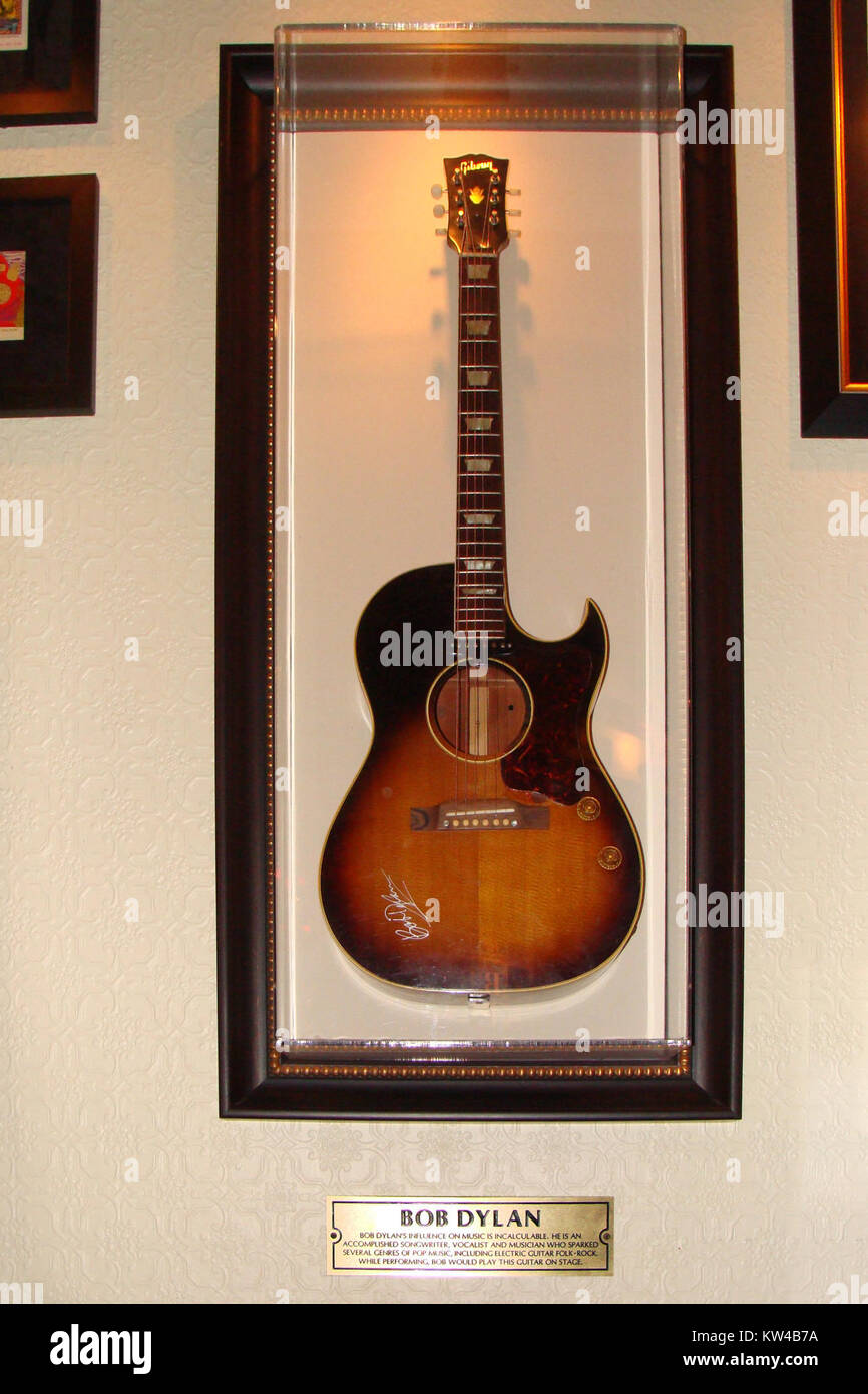 Bob Dylans ikonische Gibson-Gitarre, die im Hard Rock Cafe in den Niagarafällen ausgestellt wird, zeigt ein bedeutendes Stück musikalischer Geschichte. Dylan ist ein bekannter amerikanischer Singer-Songwriter, der für seinen Einfluss auf Musik und Kultur bekannt ist. Stockfoto