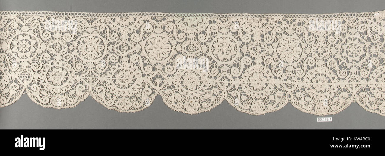 Dieses Stück mit dem Titel „Border“ ist ein Kunstwerk eines unbekannten Künstlers, das im Metropolitan Museum of Art ausgestellt wurde Es erforscht Themen von Grenzen und kulturellen Spaltungen und bietet den Zuschauern eine nachdenkliche Darstellung von Trennung. Stockfoto