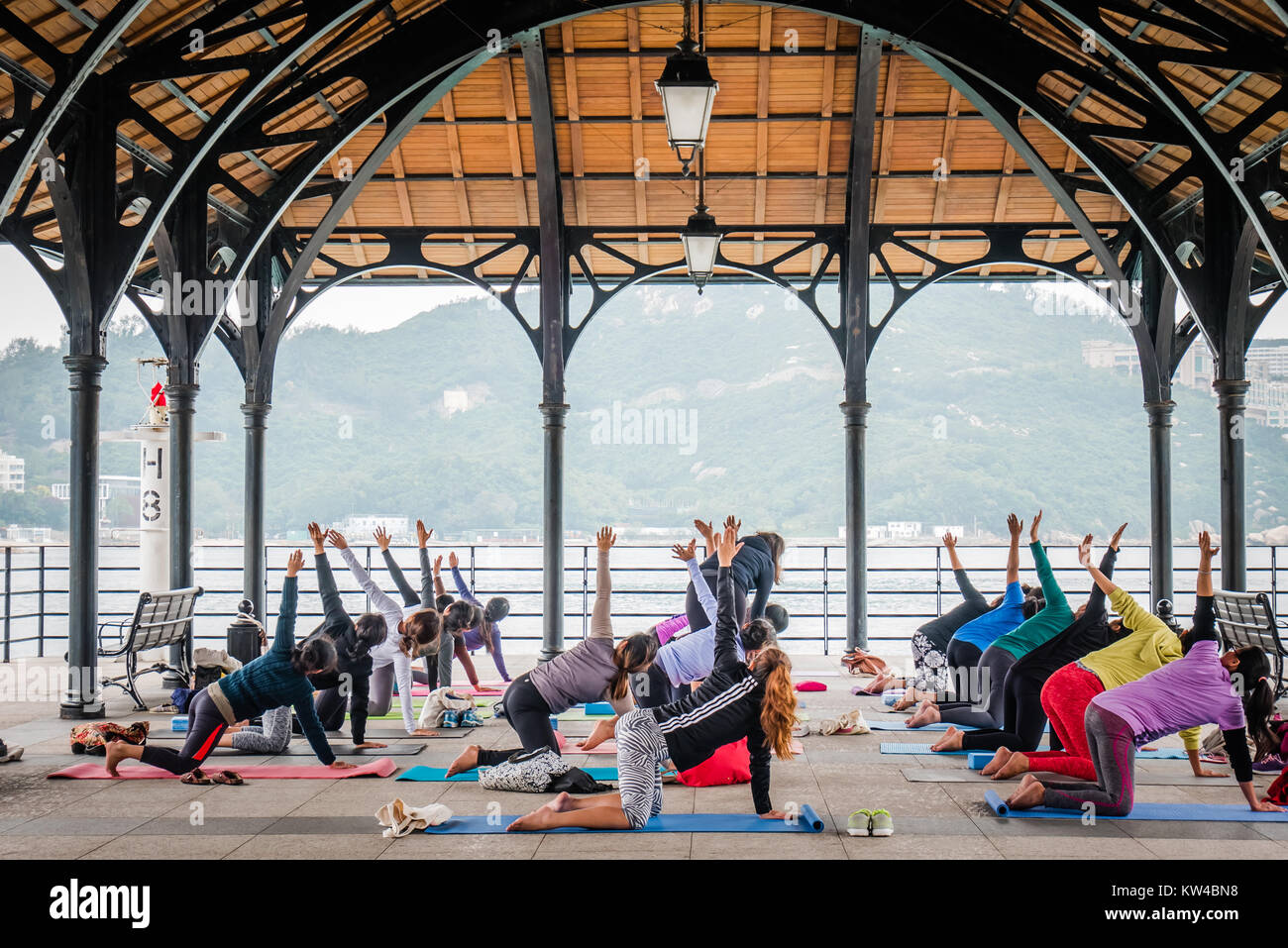 Yoga Klasse bei einem Pier in Stanley hong kong Stockfoto