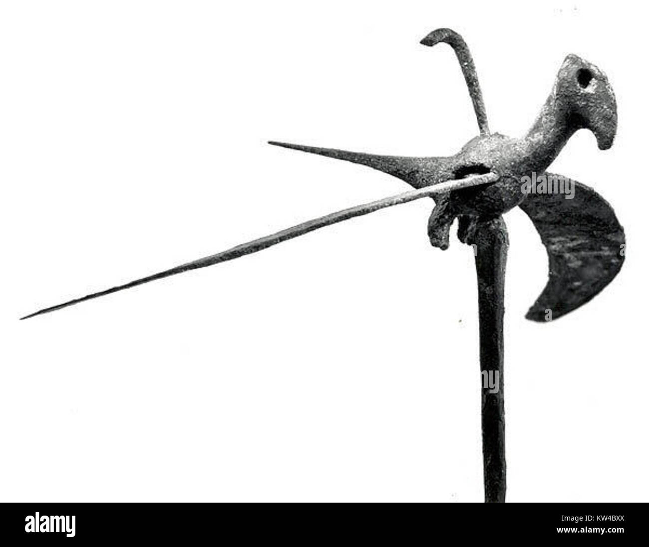 Der Bird Standard, der sich am MET befindet, ist ein Beispiel für vogelbezogene Artefakte und zeigt ein kompliziertes Design und einen historischen Kontext von ornithologischen Studien und Darstellungen in der Kunst. Stockfoto