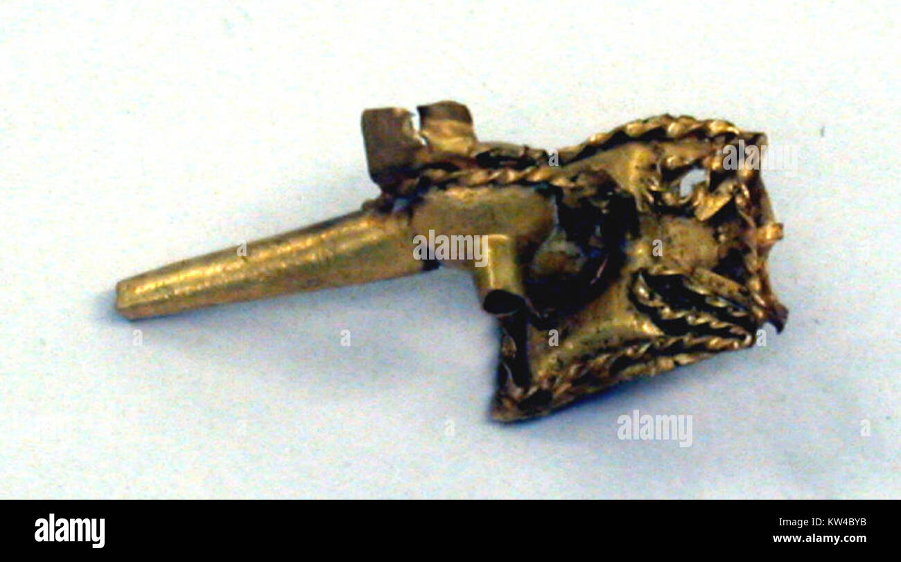 Ein Vogelschmuck, Teil der Sammlung des Metropolitan Museum of Art, mit komplizierter Handwerkskunst und historischem künstlerischem Design. Stockfoto
