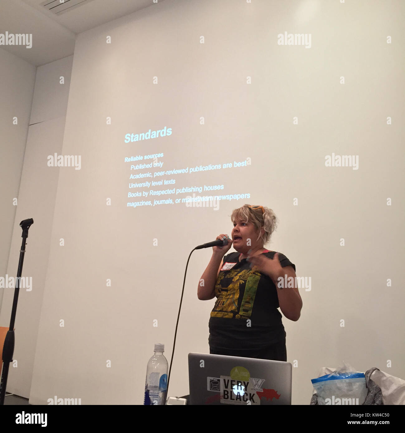 Das Brooklyn Museum zeigt das BLT-Sandwich (Speck, Salat und Tomate) als Teil einer Kunstausstellung, das moderne Interpretationen des Essens in der zeitgenössischen Kunst widerspiegelt. Das Stück betont die Verbindung zwischen kulinarischer Kultur und bildender Kunst. Stockfoto