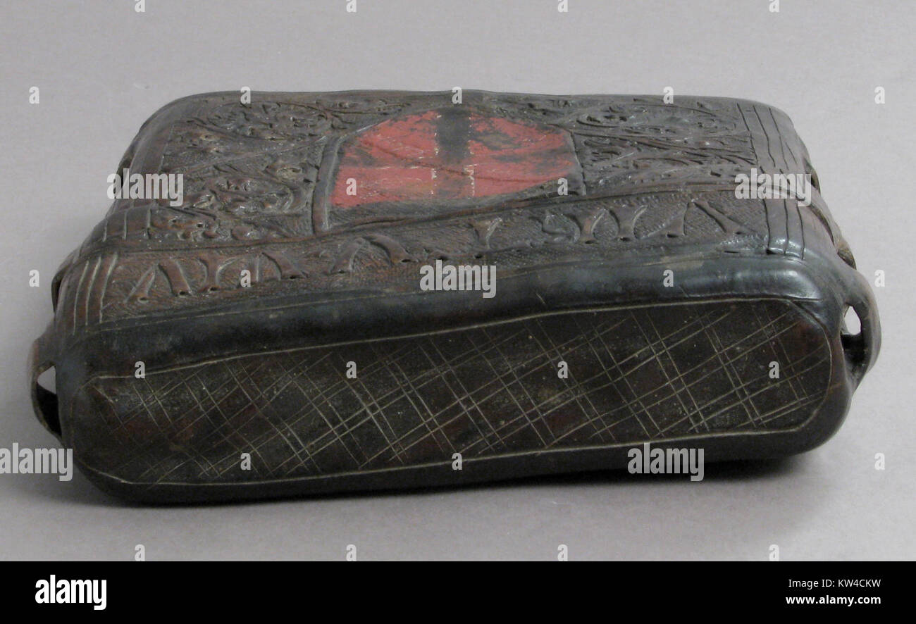 Dieses Objekt, katalogisiert als MET sf52 131ab, ist eine Bücherbox aus der Sammlung des Metropolitan Museum of Art Bücherschachteln wurden häufig in historischen Zusammenhängen zur Aufbewahrung von Büchern, Papieren und Wertsachen verwendet, die sowohl funktionalen als auch dekorativen Rollen dienten. Das Objekt spiegelt die Handwerkskunst und materielle Kultur seiner Zeit wider. Stockfoto