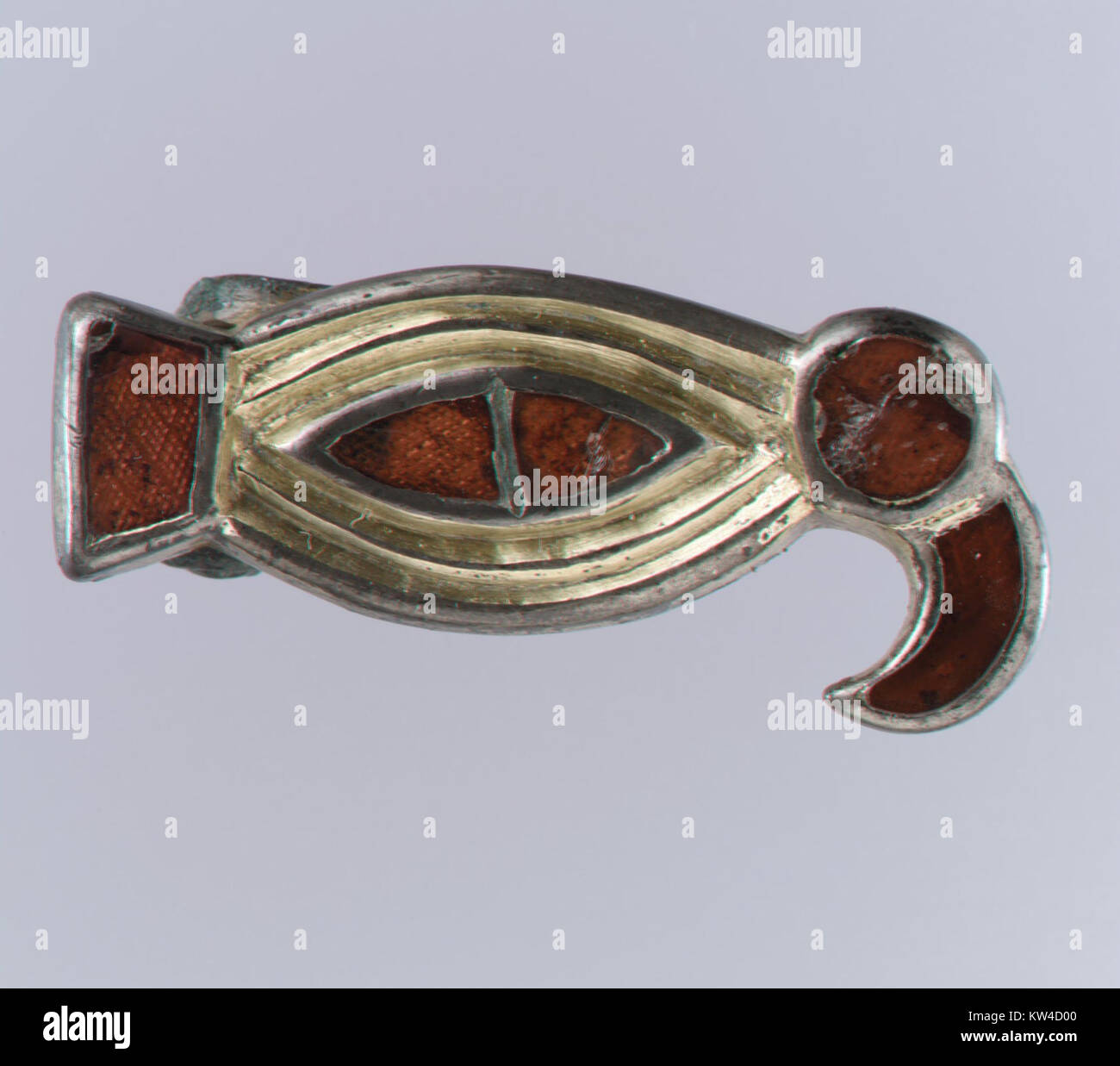 Die Bird Shaped Brooch (MET DP30137) ist ein dekoratives Stück aus der Sammlung des Metropolitan Museum of Art Diese Brosche mit ihrem komplizierten Design und ihrer handwerklichen Verarbeitung ist wie ein Vogel geformt und spiegelt die Popularität der Tiermotive in Schmuck aus seiner Zeit wider. Stockfoto