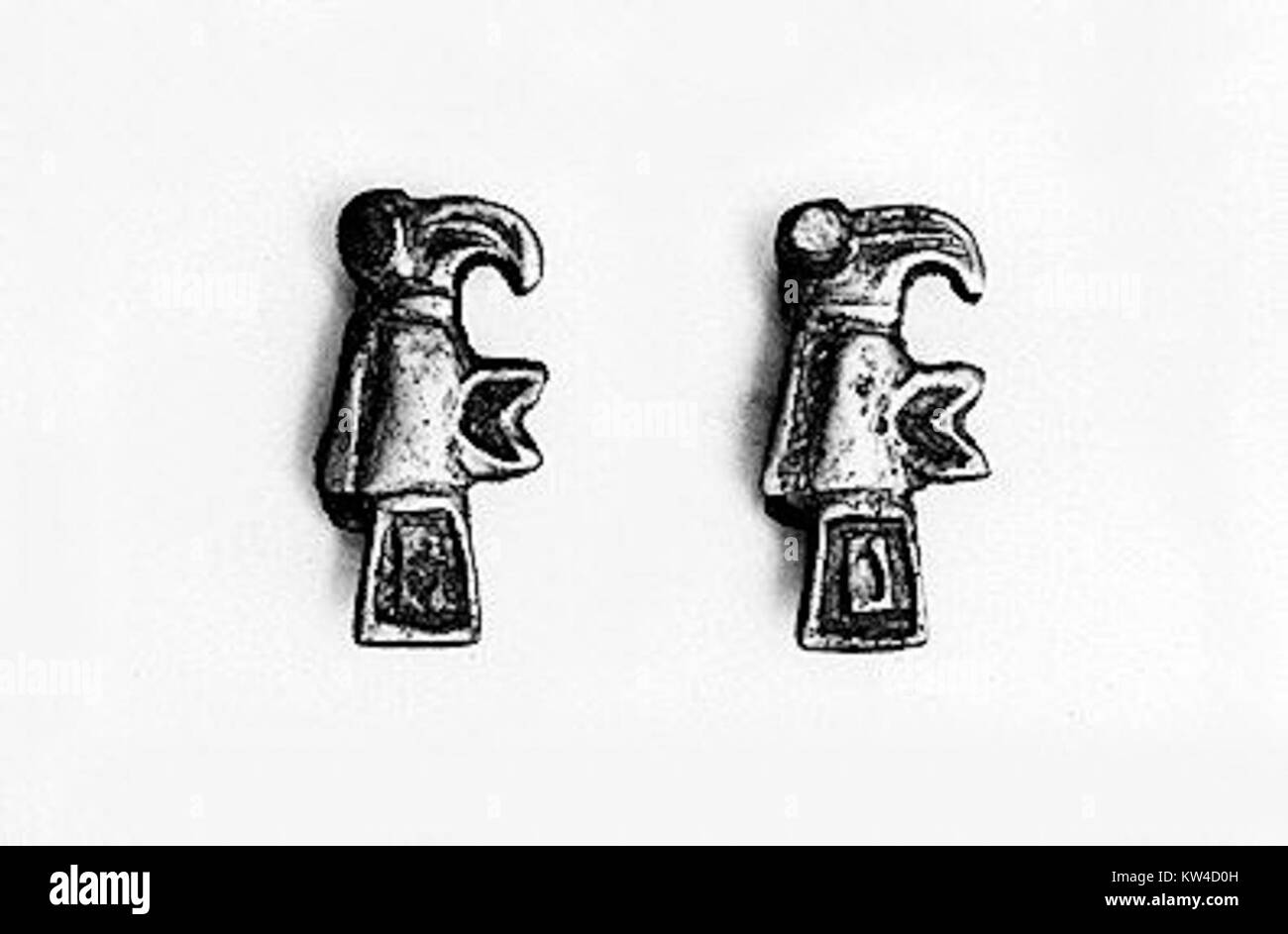 Diese Vogelbrosche, die Teil der Sammlung des Metropolitan Museum of Art ist, ist ein exquisites Beispiel für Schmuckschmuck aus der Antike. Die Brosche, die einem Vogel im Flug ähnelt, spiegelt die Handwerkskunst und symbolische Bedeutung der antiken Verzierung wider. Stockfoto