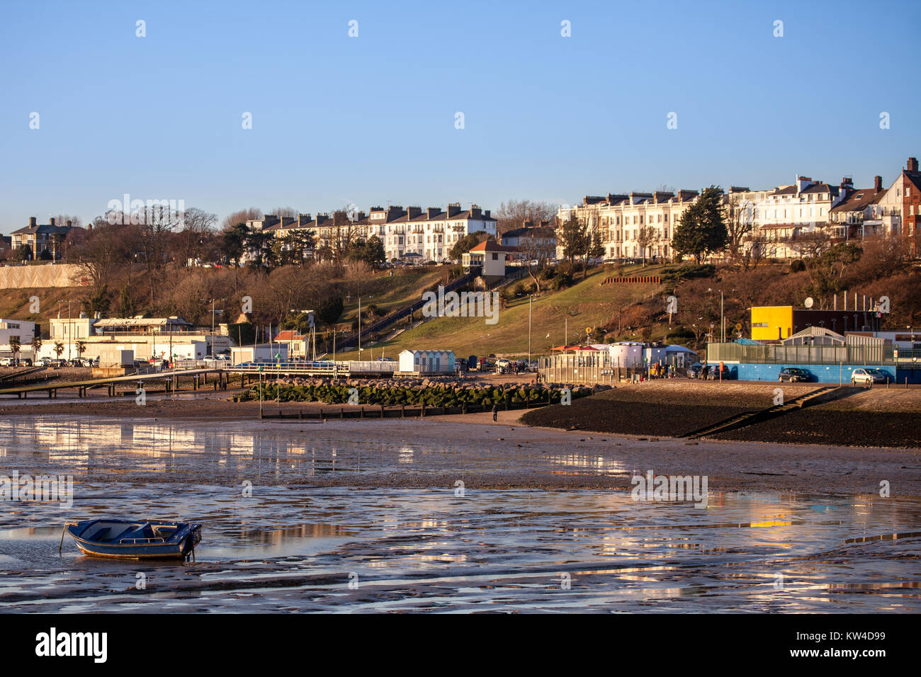 Single Boot am Strand bei Ebbe aus Southend on Sea im Hintergrund Stockfoto
