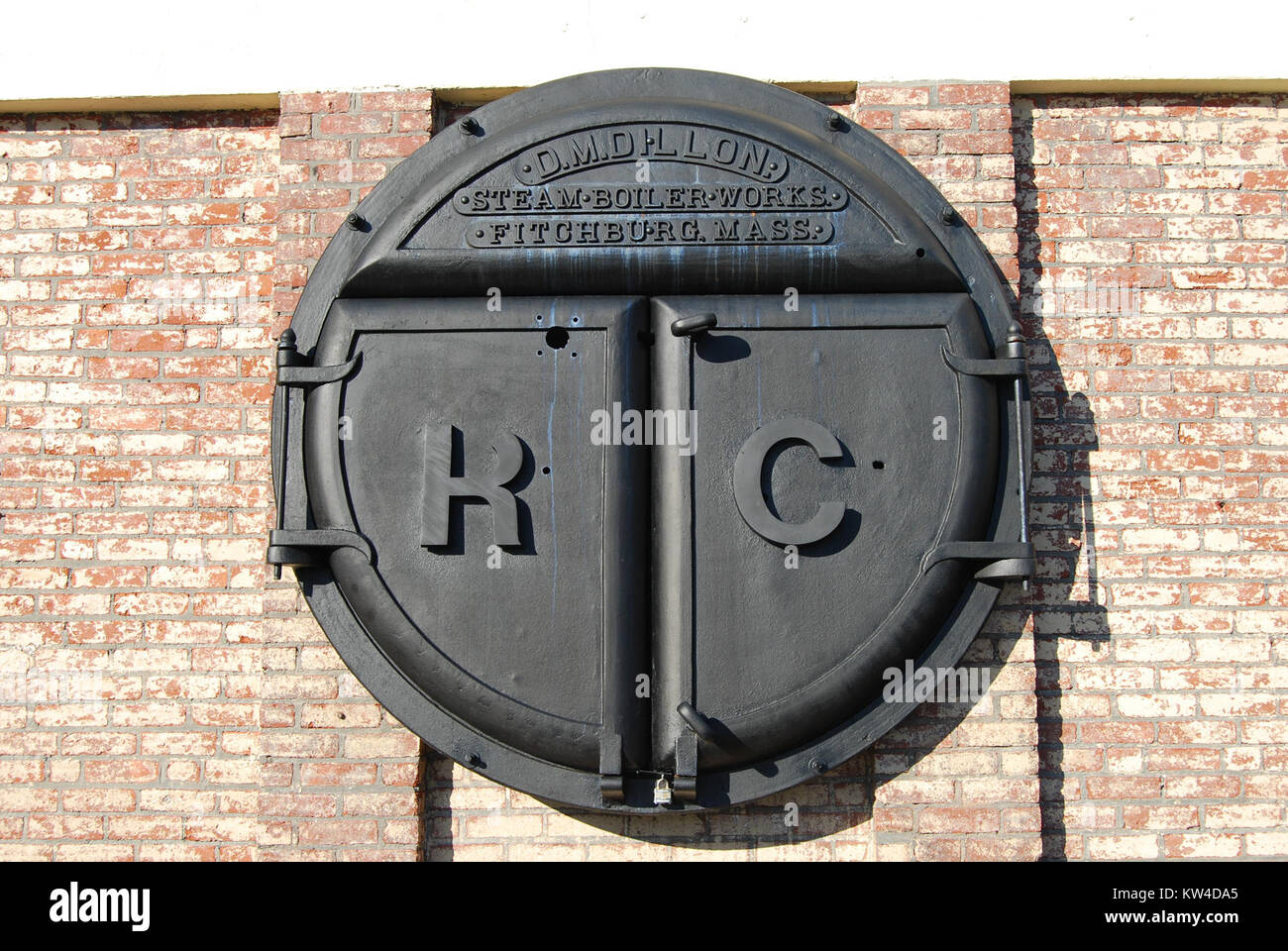 Ein Bild einer Kesselplatte für D.M. Dillon Steam Boiler Works, ein Industriekomponent eines Dampfbauunternehmens, das das Branding und die Materialien zeigt. Stockfoto