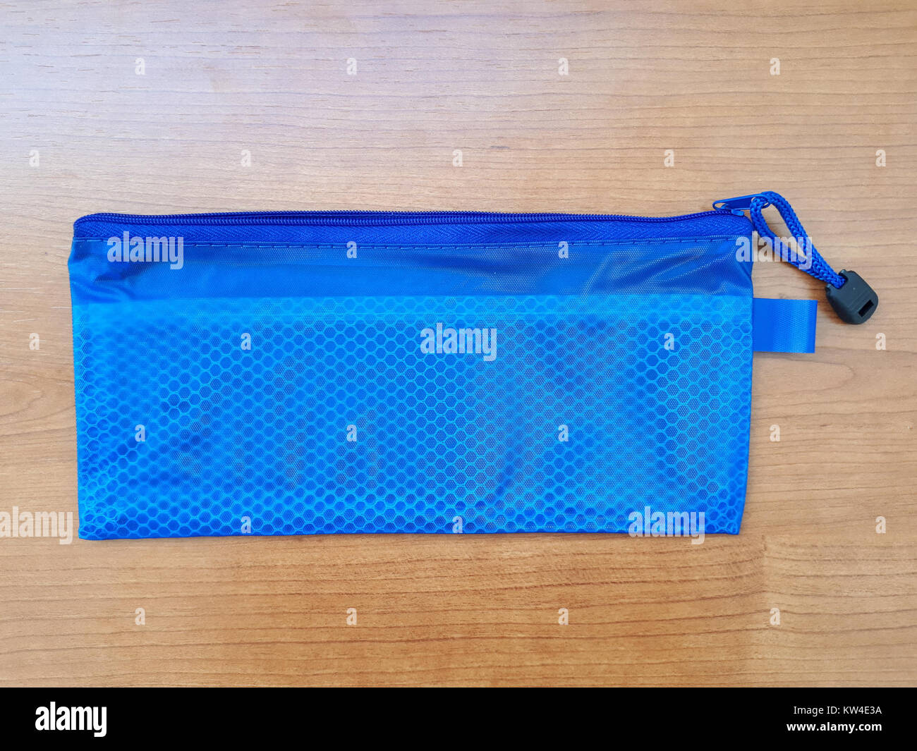 Blauem Reißverschluss-Tasche 23 x 11 cm an. Stockfoto
