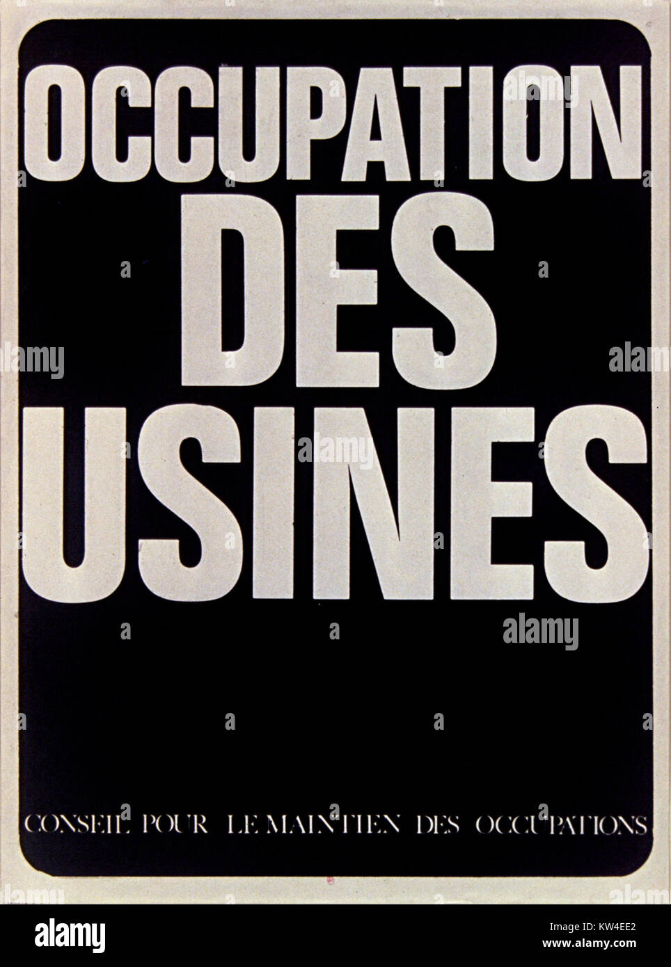 Dieses Bild zeigt die Besetzung von Fabriken, ein bedeutendes Ereignis während Arbeiterbewegungen oder politischen Umbrüchen. Fabrikbesetzungen waren entscheidende Momente in der Arbeitsgeschichte, oft verbunden mit den Rechten der Arbeiter und Arbeitskampfmaßnahmen. Stockfoto