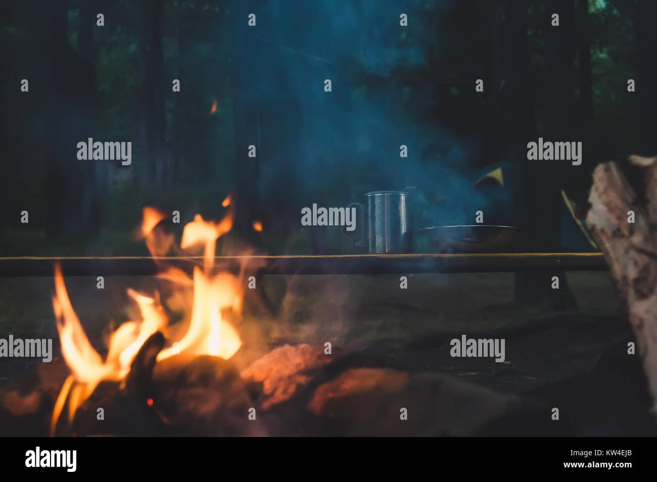 Das Konzept der Romantik Tourismus. Becher in der Nähe der Feuer auf die Natur. Wandern in den Wäldern. Stockfoto