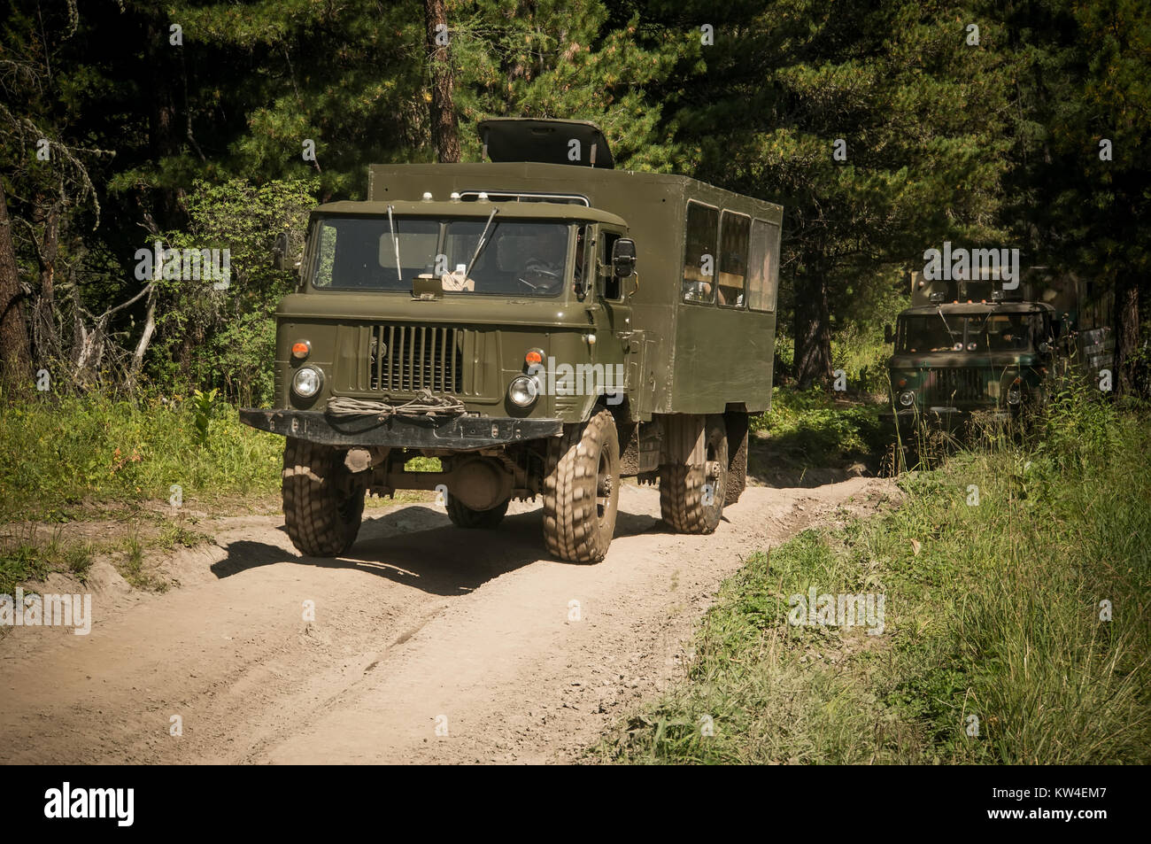 Schwere leistungsstarke Lkw Geländewagen mit Off-road-Räder, die Hindernisse in schwierigem Gelände überwinden. Russische militärische Ausrüstung in Aktion. Stockfoto