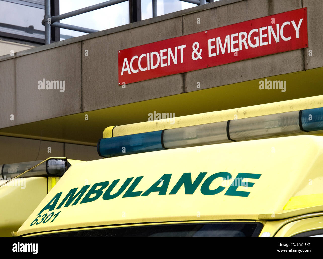Dach von einem Krankenwagen cab zeigt Light Bar und Krankenwagen signage außerhalb einer Notfallstation eines Krankenhauses geparkt. Stockfoto