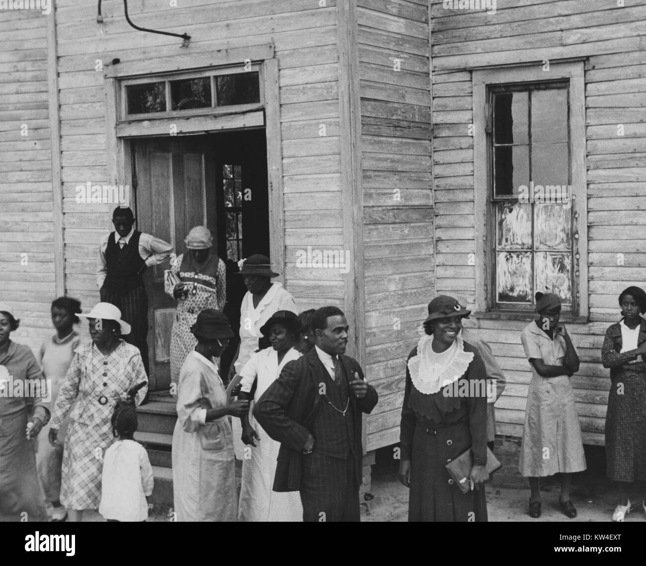 Afro-amerikanische Bürger verlassen einer Kirche am Sonntag in Little Rock, Arkansas, 1920. Von der New York Public Library. Stockfoto