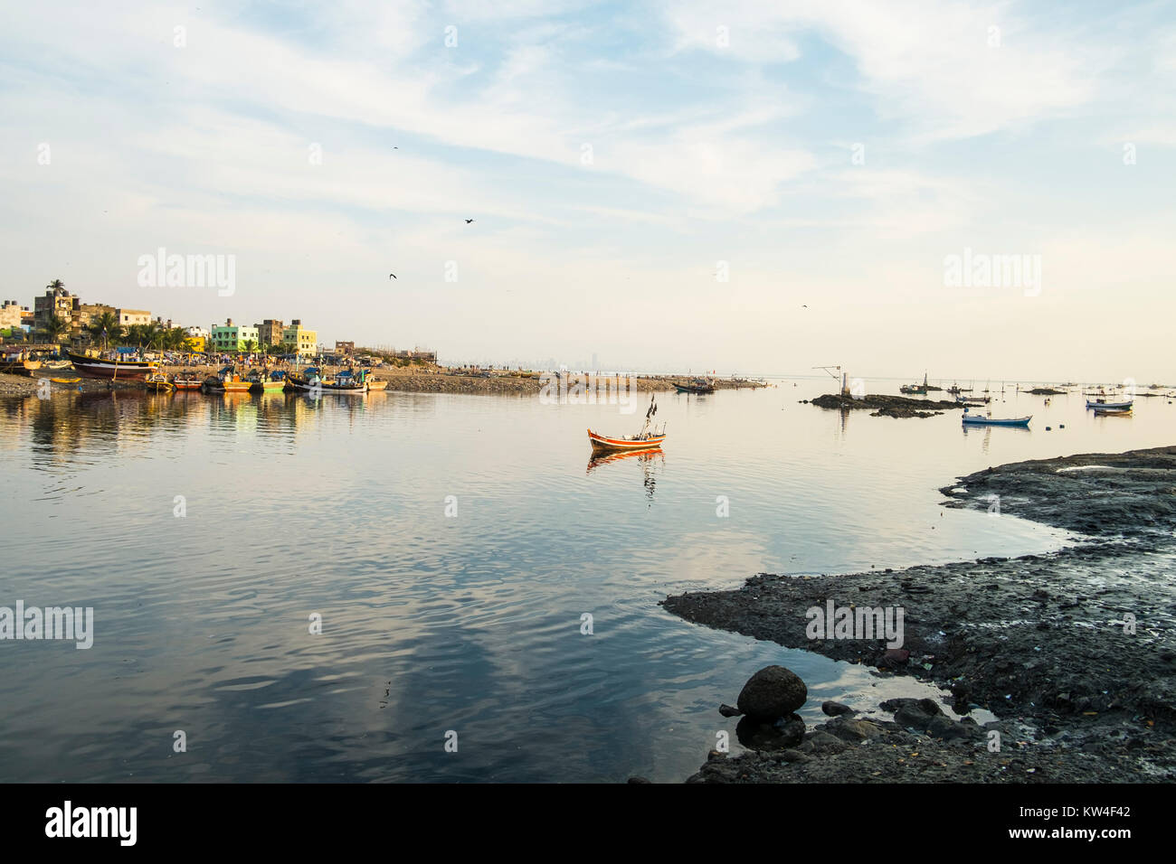 Madh Island ist eine arme vernachlässigte Teil von Mumbai, in denen unbehandelte Abwässer und Müll aus der Landschaft. Stockfoto