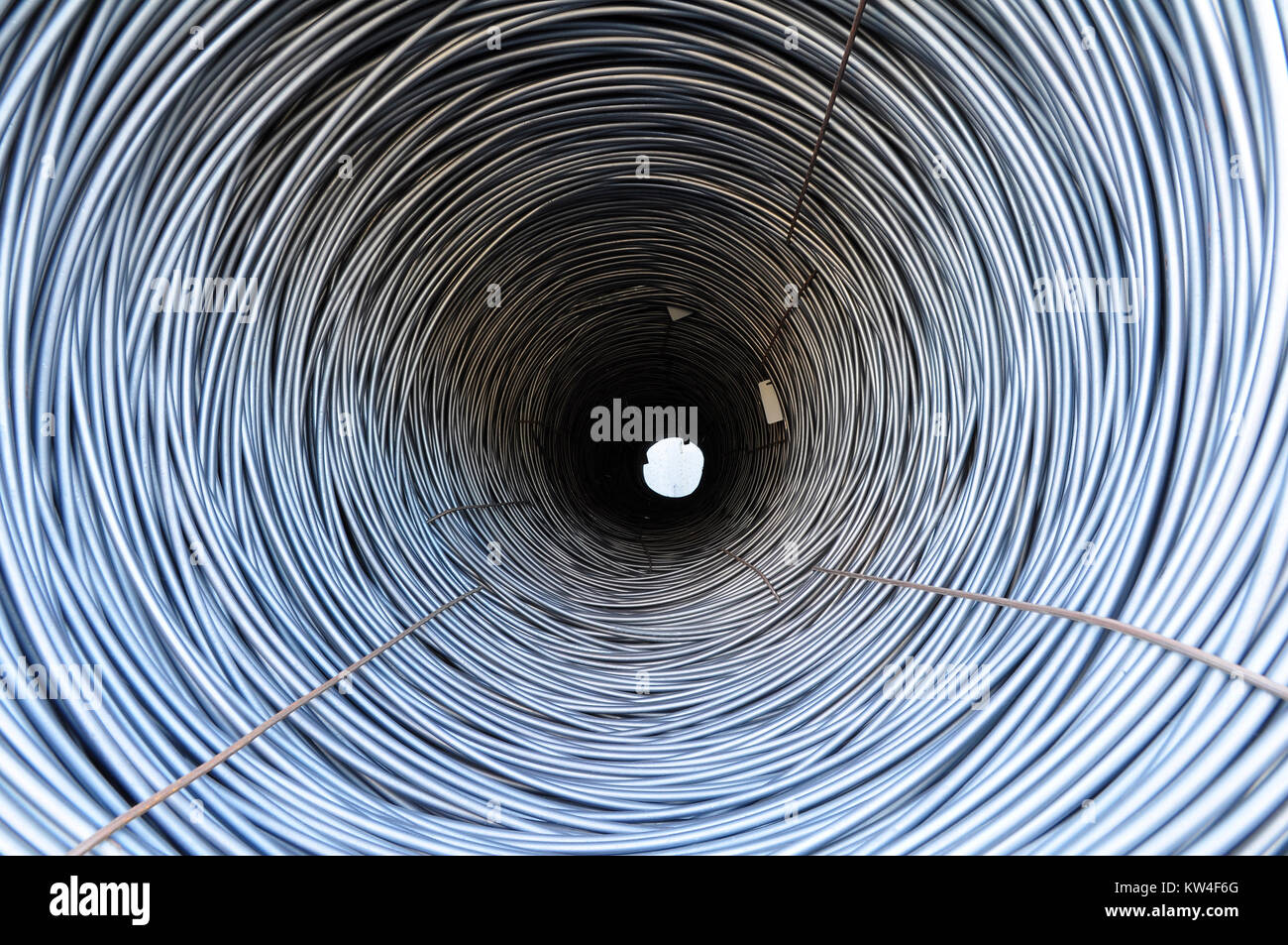 Die Produktion von Stahl in einem Stahlwerk - Produktion in der Schwerindustrie - Strudel aus Stahl Stockfoto