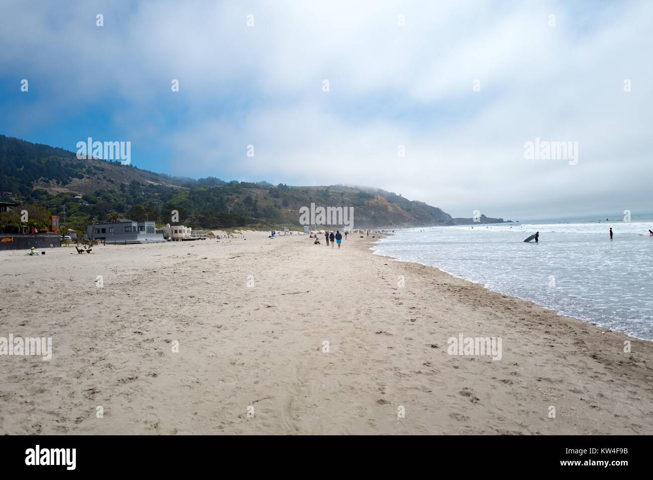 Stinson Beach, Teil der Golden Gate National Recreation Area, in Marin County, in der Bucht von San Francisco an einem nebligen Morgen, 2016. Stockfoto
