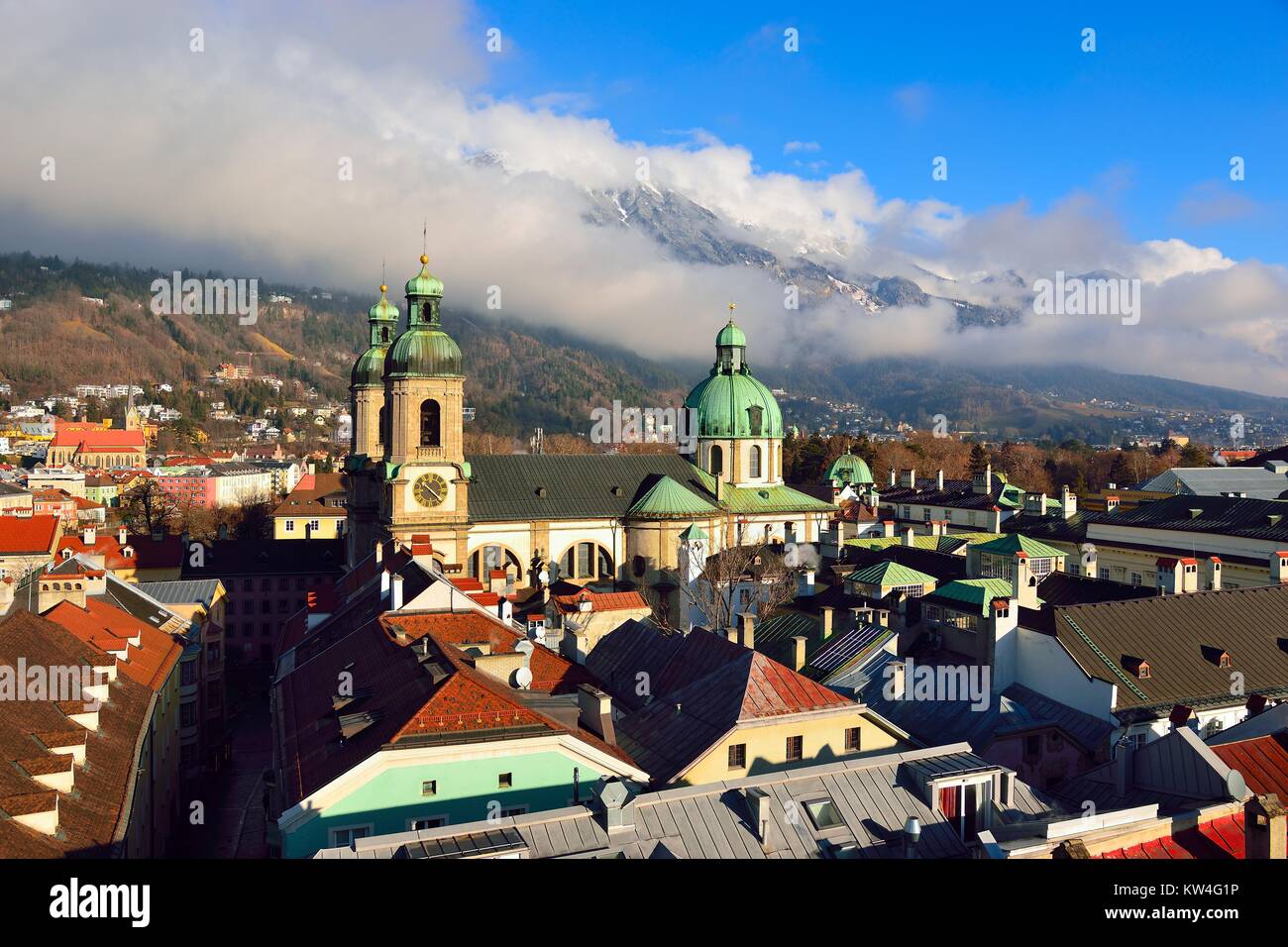 Blick über die Kathedrale St. James und der Stadt Innsbruck, Österreich Stockfoto