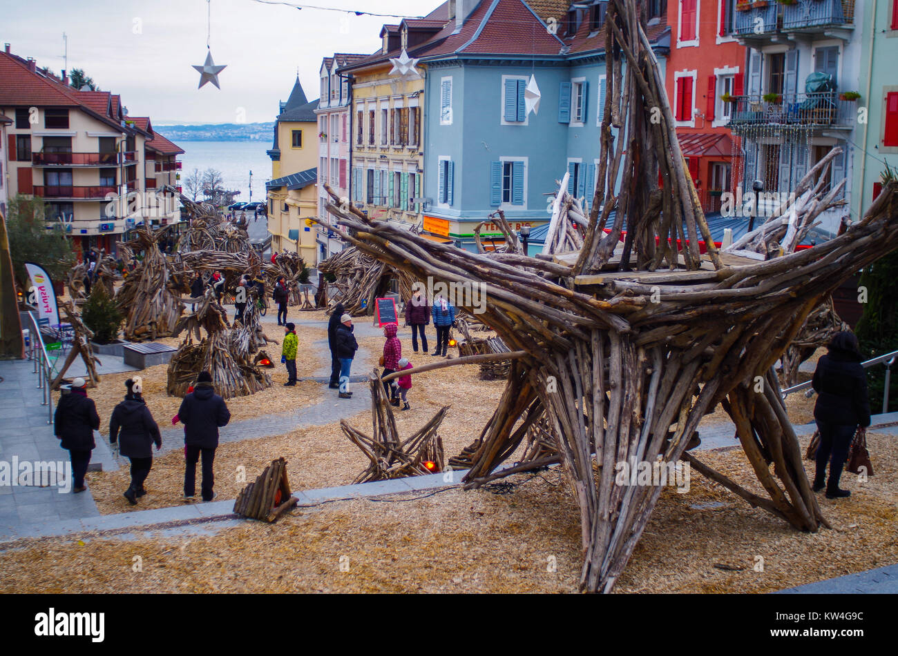 Évian-les-Bains, Frankreich, 29. Dezember 2017. Stadt ist mit Holz scultures für die Ausstellung von Le fabuleux Dorf oder La Legende de flottins gefüllt Stockfoto