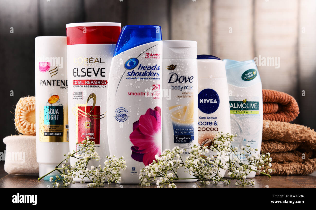 POZNAN, Polen - Dez 7, 2017: Kunststoffbehälter mit Körperpflege Produkte wie weit die meisten populären globalen Marken wie LOreal, Nivea, Dove, P Stockfoto