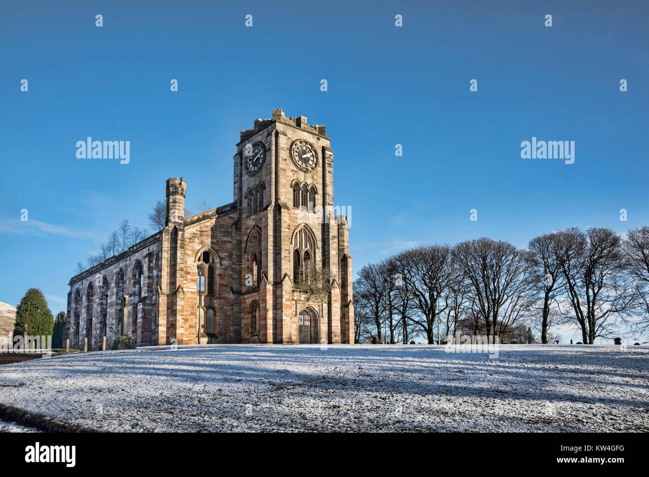 Die shell des verfallenen Brand beschädigt Campsie Hohe Kirche im Lennoxtown in der Nähe von Glasgow, Schottland an einem verschneiten Wintertag. Stockfoto