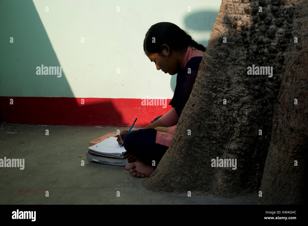 Indien. Bihar. Motihari. Ein Mädchen in Schuluniform nicht ihre Hausaufgaben. Stockfoto