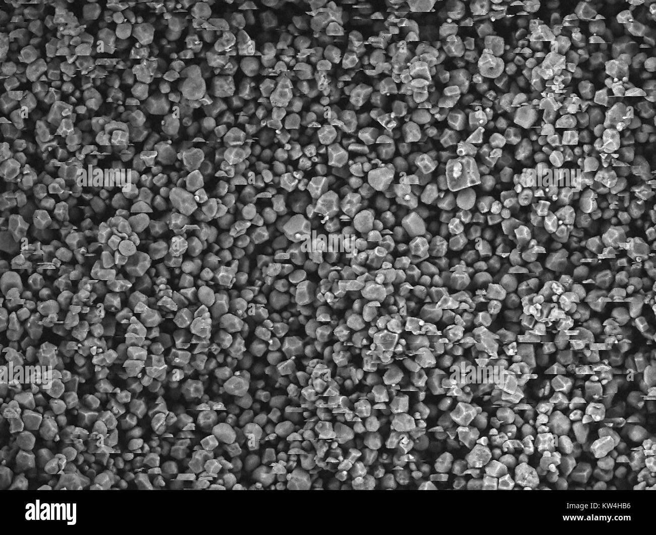 Rasterelektronenmikroskop (REM) Aufnahme mit Granulat aus Maisstärke, bei einer Vergrößerung von 400 x, 2016. Bild zeigt Artefakte, und der Effekt auf die Probe. Stockfoto