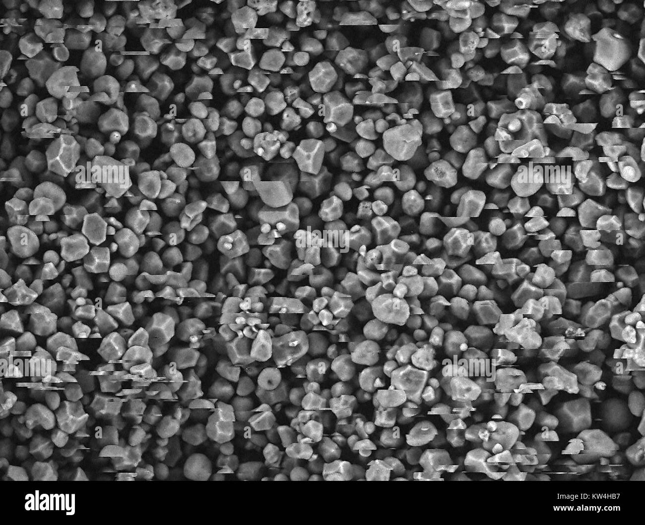 Rasterelektronenmikroskop (REM) Aufnahme mit Granulat aus Maisstärke, bei einer Vergrößerung von 600 x, 2016. Bild zeigt Artefakte, und der Effekt auf die Probe. Stockfoto