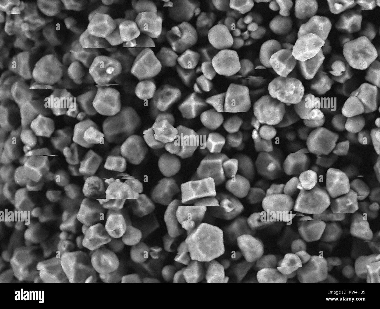 Rasterelektronenmikroskop (REM) Aufnahme mit Granulat aus Maisstärke, bei einer Vergrößerung von 1000x 2016. Bild zeigt Artefakte, und der Effekt auf die Probe. Stockfoto