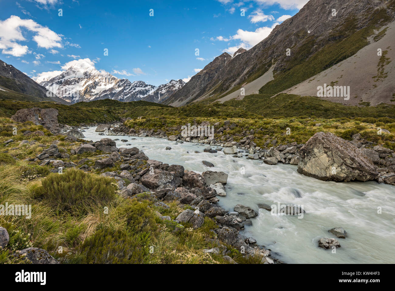 Fluss im Hooker Valley mit majastic im Hintergrund Mount Cook, Neuseeland Stockfoto