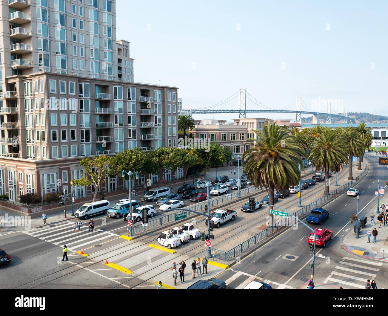Luftaufnahme der Schnittpunkt des 2. Street und King Street (Willie Mays Plaza), die östliche Grenze der South Beach/Embarcadero, San Francisco, Kalifornien, USA, mit der Bay Bridge im Hintergrund sichtbar, San Francisco, Kalifornien, 21. August 2016. Stockfoto