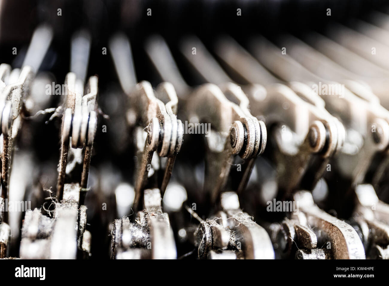 Antike Schreibmaschine mechanische typebar schieben. Jede Taste ist mit einem Hebel, wenn sie gedrückt wird, bewegt sich eine Art Bar, die Pressen Tinte auf eine Seite I Stockfoto