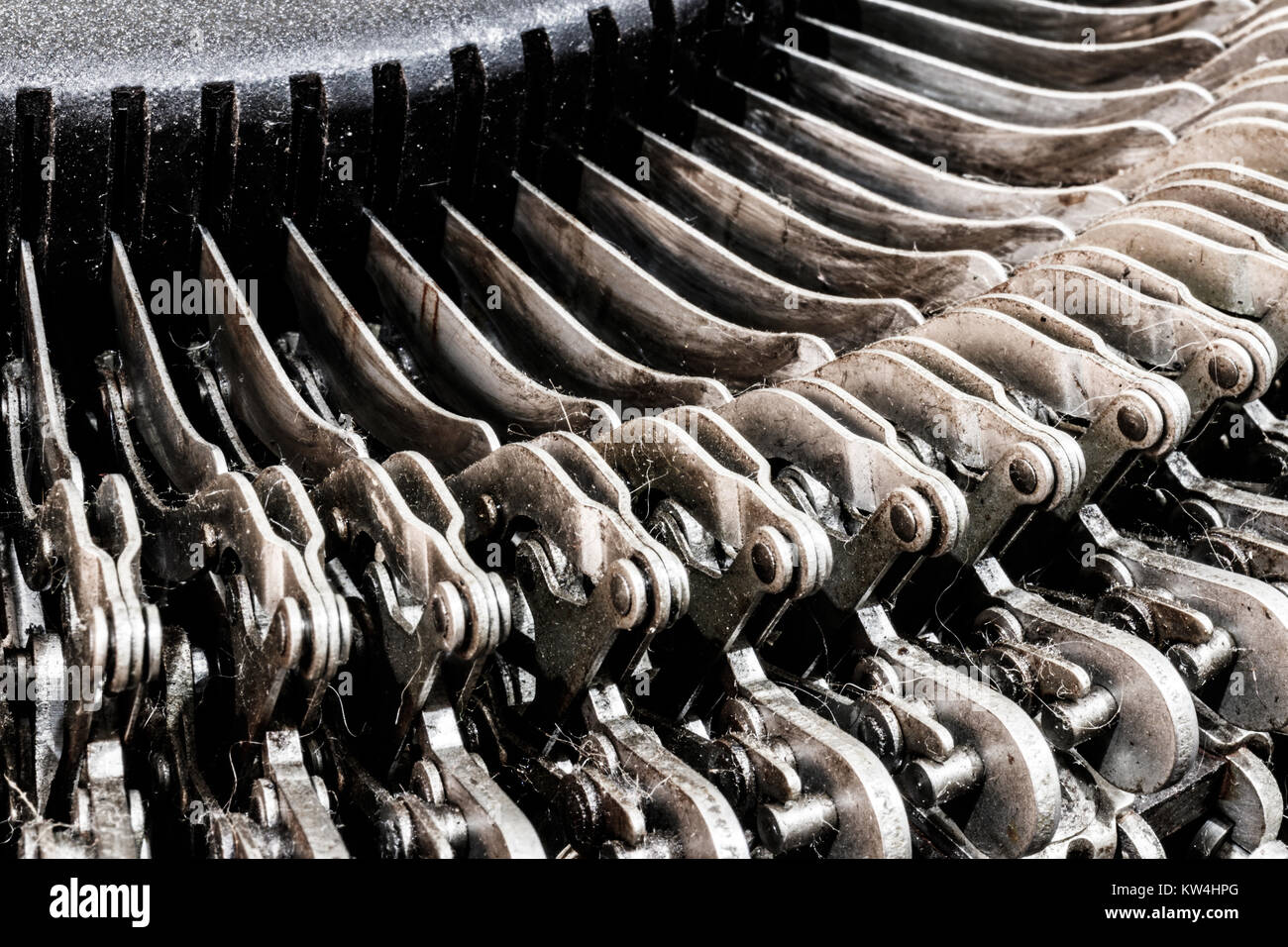 Antike Schreibmaschine mechanische typebar schieben. Jede Taste ist mit einem Hebel, wenn sie gedrückt wird, bewegt sich eine Art Bar, die Pressen Tinte einer Seite III. Stockfoto