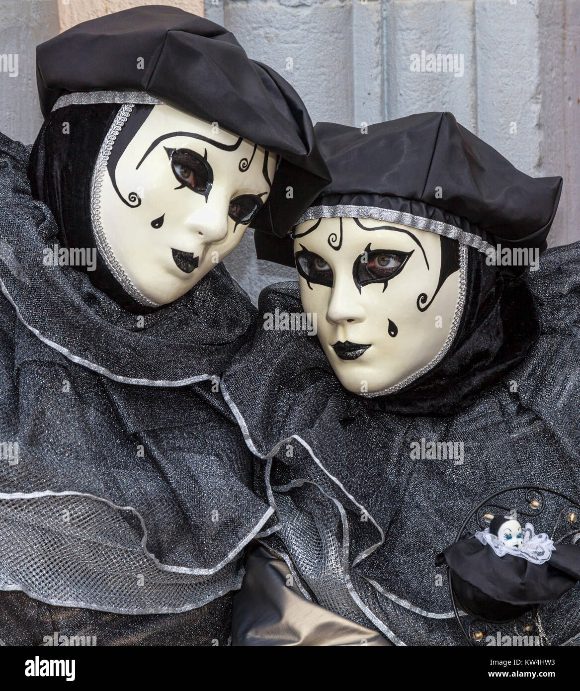 Annecy, Frankreich, 23. Februar 2013: Portrait von verschleierte Paar posiert eine Liebesszene in Annecy, Frankreich, während einer venezianischen Karneval, feiert. Stockfoto