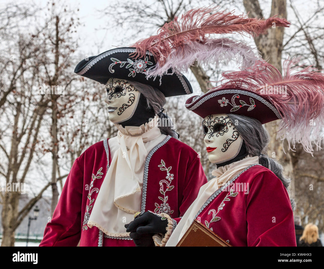 Annecy, Frankreich, 23. Februar 2013: Portrait von verschleierte Paar in Annecy, Frankreich posiert, während einer venezianischen Karneval, feiert die Schönheit der Th Stockfoto