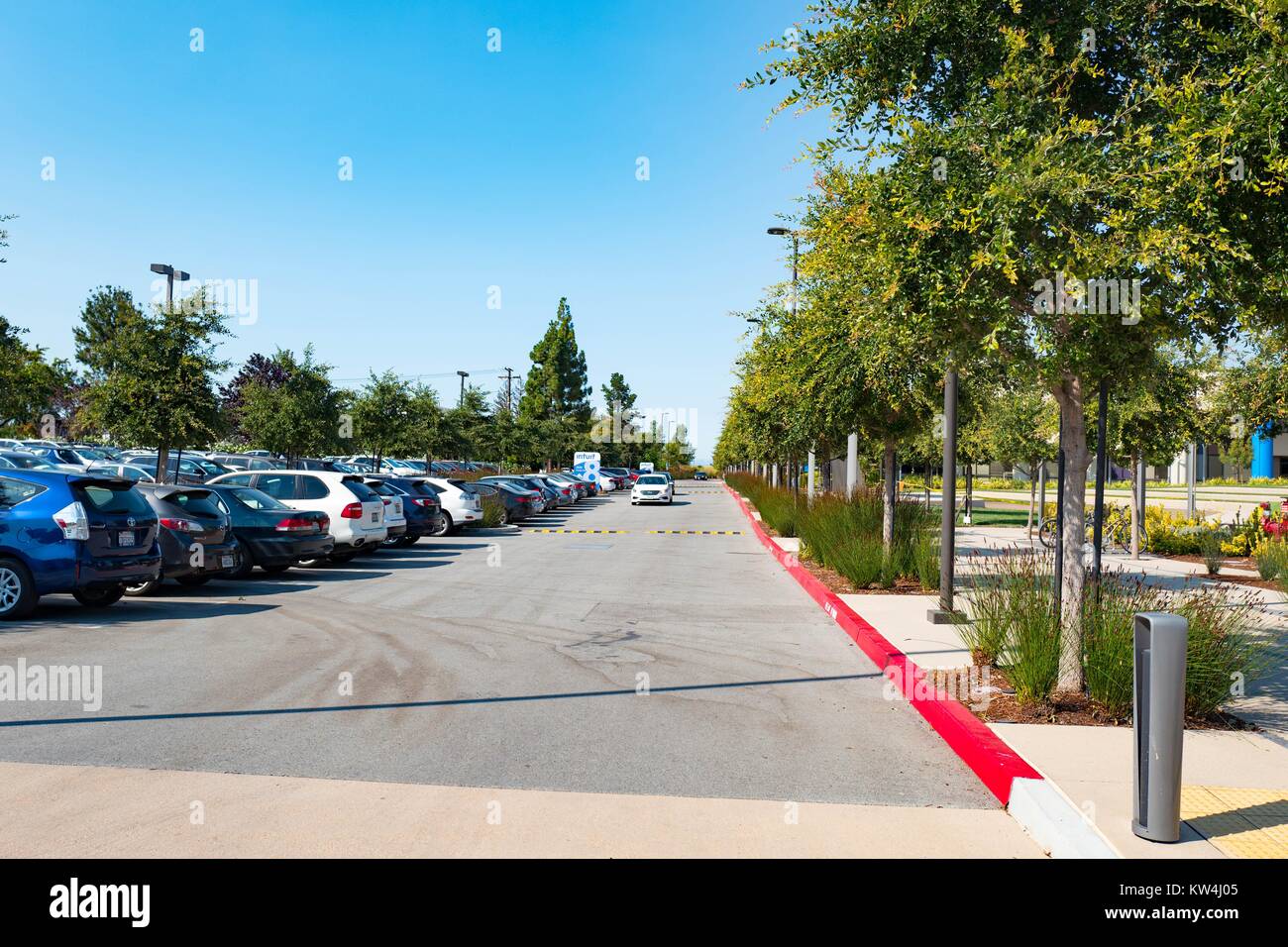 Parkplatz und Pfade in der Zentrale der Financial Software Firma Intuit im Silicon Valley Stadt Mountain View, Kalifornien, 24. August 2016. Stockfoto