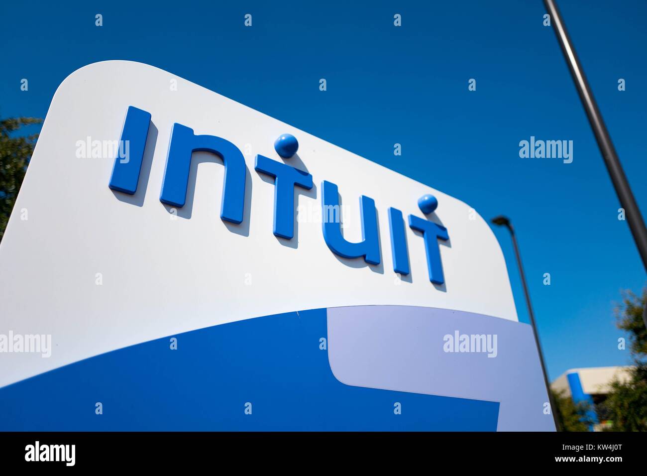Signage für Financial Software Firma Intuit am Hauptsitz des Unternehmens in der Silicon Valley Stadt Mountain View, Kalifornien, 24. August 2016. Stockfoto