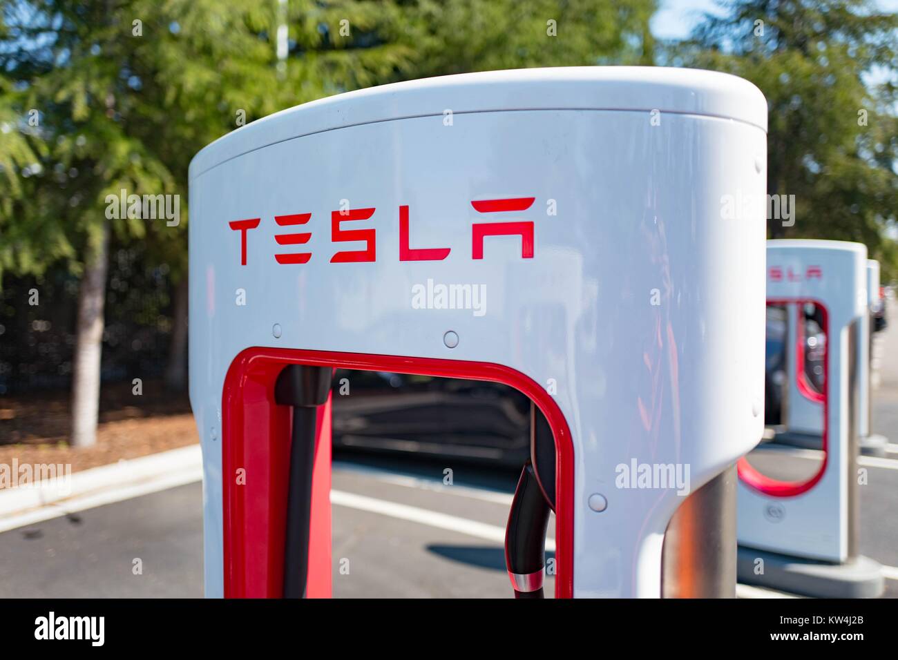 Ladegerät mit TESLA-Logo an einem Kompressor schnelle Batterie Ladestation für Elektrofahrzeuge Firma Tesla Motors, im Silicon Valley Stadt Mountain View, Kalifornien, 24. August 2016. Stockfoto