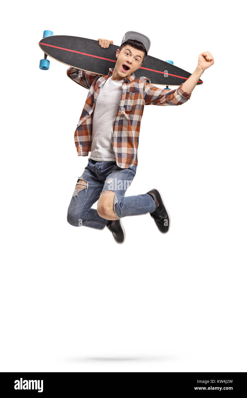 Teenage Hipster mit einem Longboard springen und gestikulierend Glück auf weißem Hintergrund Stockfoto