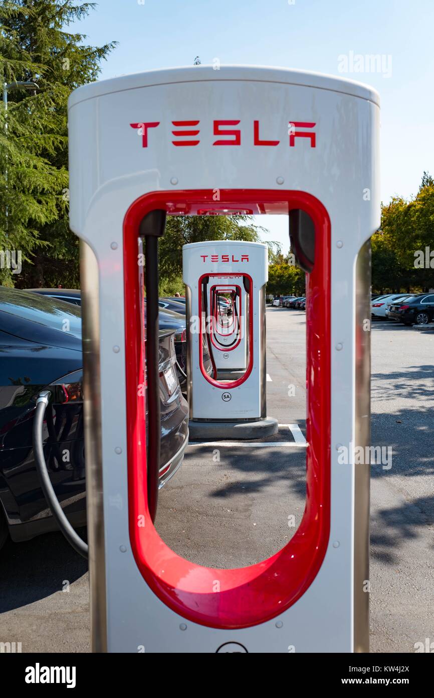 Blick durch die hohle Middles mehrere Ladegeräte mit Tesla Logos an einem Kompressor schnelle Batterie Ladestation für Elektrofahrzeuge Firma Tesla Motors, im Silicon Valley Stadt Mountain View, Kalifornien, 24. August 2016. Stockfoto