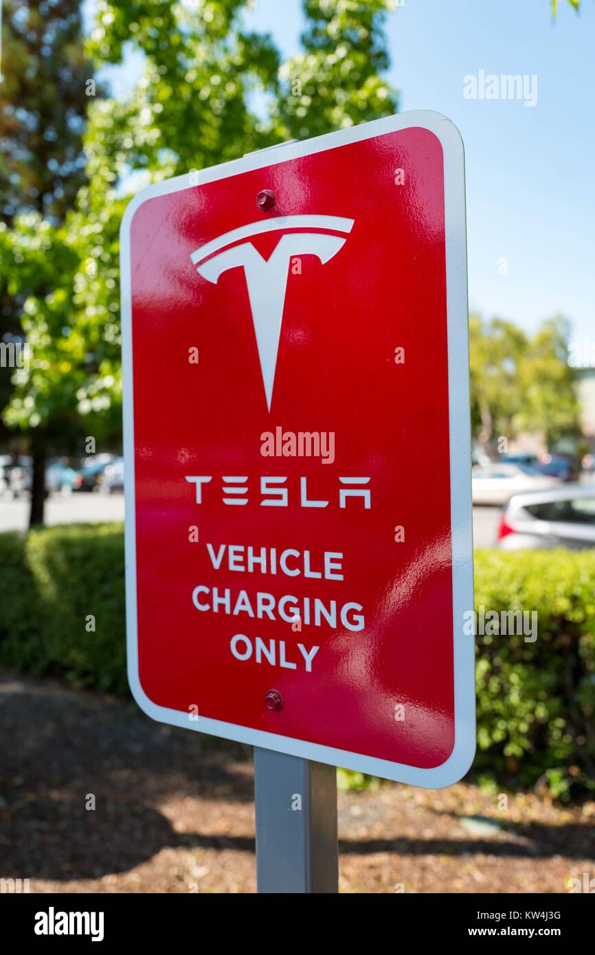 Schild "Tesla Fahrzeug nur Laden" ein Kompressor schnelle Batterie Ladestation für Elektrofahrzeuge Firma Tesla Motors, im Silicon Valley Stadt Mountain View, Kalifornien, 24. August 2016. Stockfoto