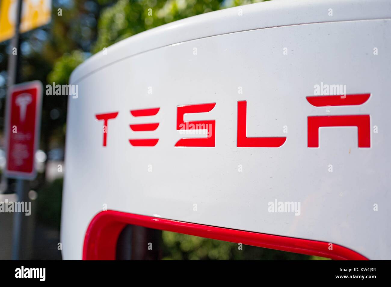 Nahaufnahme von Tesla Logo auf ein Ladegerät an einem Kompressor schnelle Batterie Ladestation für Elektrofahrzeuge Firma Tesla Motors, im Silicon Valley Stadt Mountain View, Kalifornien, 24. August 2016. Stockfoto