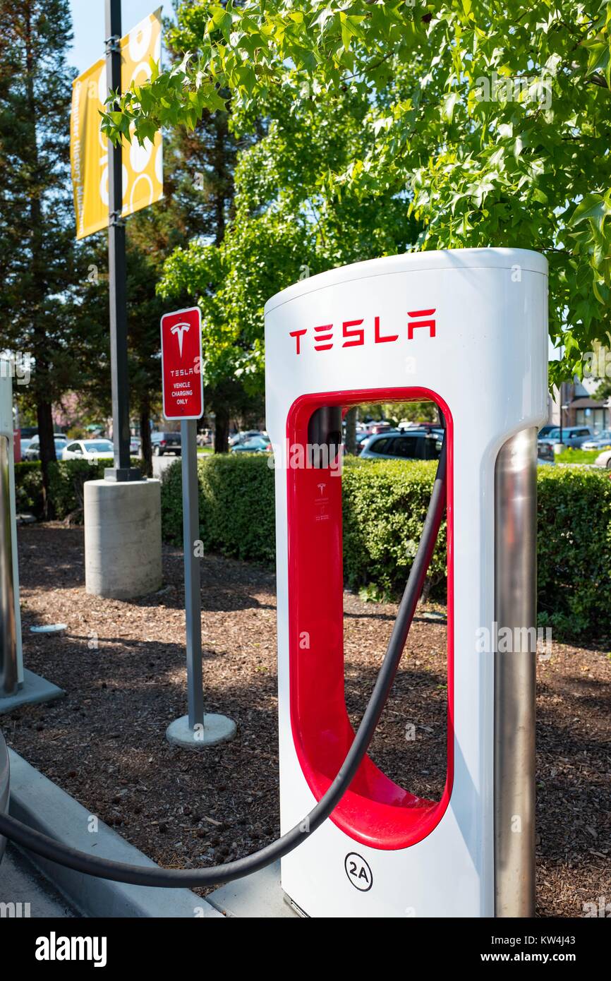 Ladegerät mit TESLA-Logo an einem Kompressor schnelle Batterie Ladestation für Elektrofahrzeuge Firma Tesla Motors, im Silicon Valley Stadt Mountain View, Kalifornien, 24. August 2016. Stockfoto