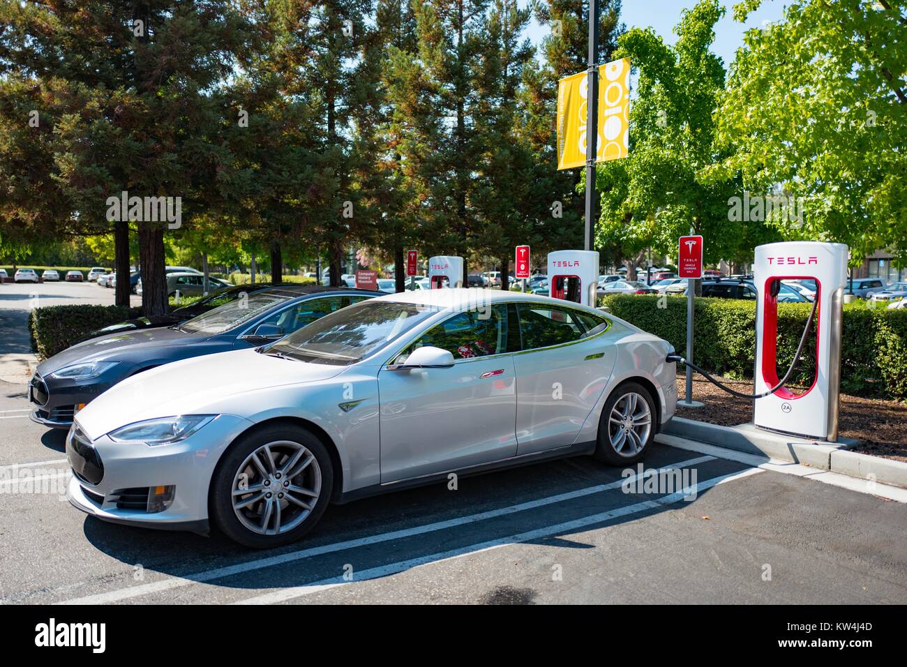 Tesla Autos gesteckt und chargging an einem Kompressor schnelle Batterie Ladestation für Elektrofahrzeuge Firma Tesla Motors, im Silicon Valley Stadt Mountain View, Kalifornien, 24. August 2016. Stockfoto