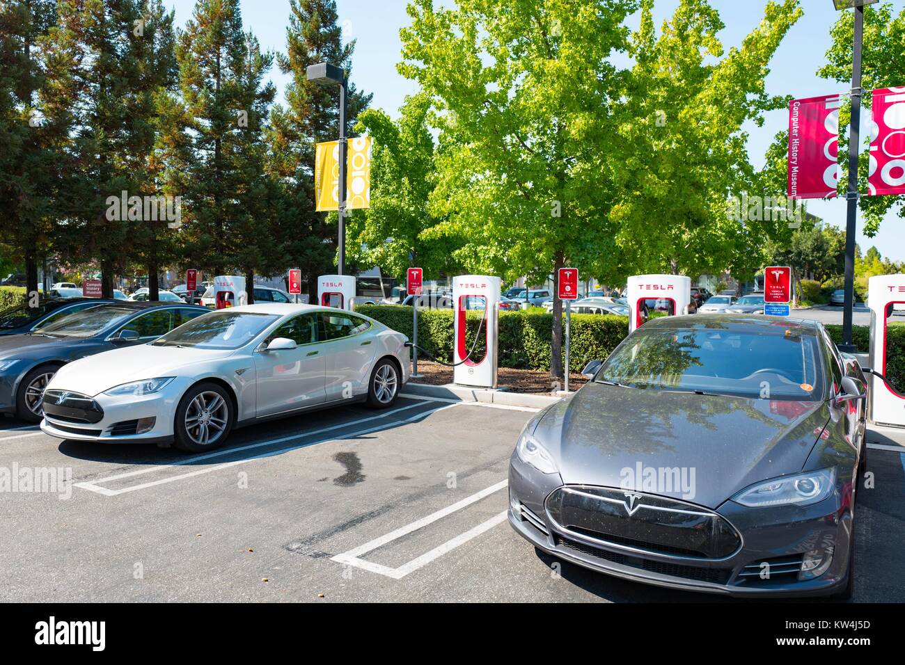 Mehrere Tesla Automobile angeschlossen und laden bei einem Kompressor schnelle Batterie Ladestation für Elektrofahrzeuge Firma Tesla Motors, im Silicon Valley Stadt Mountain View, Kalifornien, 24. August 2016. Stockfoto