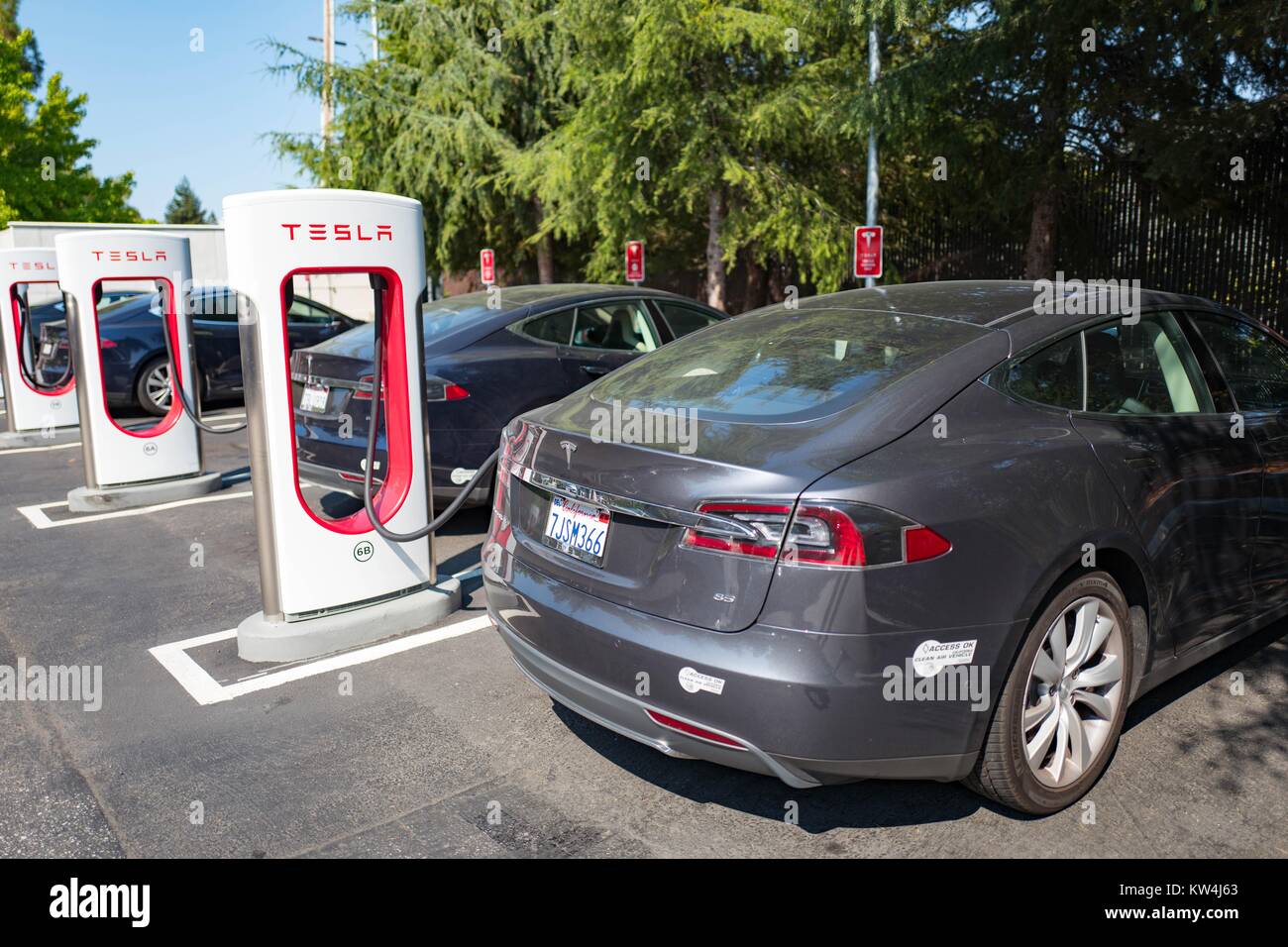 Tesla Fahrzeuge angeschlossen und laden bei einem Kompressor schnelle Batterie Ladestation für Elektrofahrzeuge Firma Tesla Motors, im Silicon Valley Stadt Mountain View, Kalifornien, 24. August 2016. Stockfoto